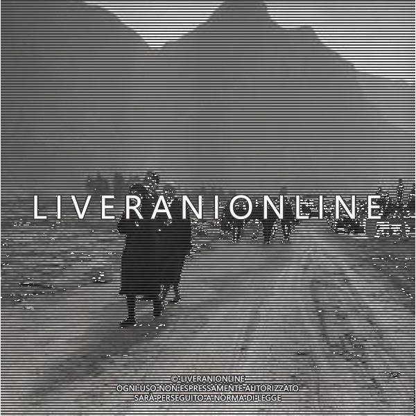 10-10-1963 LONGARONE - DISASTRO DIGA DEL VAJONT Il disastro del Vajont è stato un disastro ambientale ed umano. Si è verificato la sera del 9 ottobre 1963, nel neo-bacino idroelettrico artificiale del torrente Vajont (al confine tra Friuli e Veneto), dovuto alla caduta di una frana dal soprastante pendio del Monte Toc nelle acque del bacino alpino realizzato con l\'omonima diga; la conseguente tracimazione dell\'acqua contenuta nell\'invaso, con effetto di dilavamento delle sponde del lago, coinvolse prima Erto e Casso, paesi vicini alla riva del lago dopo la costruzione della diga, mentre il superamento della diga da parte dell\'onda generata provocò l\'inondazione e la distruzione degli abitati del fondovalle veneto, tra cui Longarone, e la morte di 1917 persone. AG ALDO LIVERANI SAS