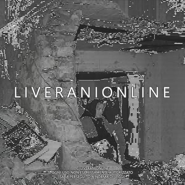10-10-1963 LONGARONE - DISASTRO DIGA DEL VAJONT Il disastro del Vajont è stato un disastro ambientale ed umano. Si è verificato la sera del 9 ottobre 1963, nel neo-bacino idroelettrico artificiale del torrente Vajont (al confine tra Friuli e Veneto), dovuto alla caduta di una frana dal soprastante pendio del Monte Toc nelle acque del bacino alpino realizzato con l\'omonima diga; la conseguente tracimazione dell\'acqua contenuta nell\'invaso, con effetto di dilavamento delle sponde del lago, coinvolse prima Erto e Casso, paesi vicini alla riva del lago dopo la costruzione della diga, mentre il superamento della diga da parte dell\'onda generata provocò l\'inondazione e la distruzione degli abitati del fondovalle veneto, tra cui Longarone, e la morte di 1917 persone. AG ALDO LIVERANI SAS
