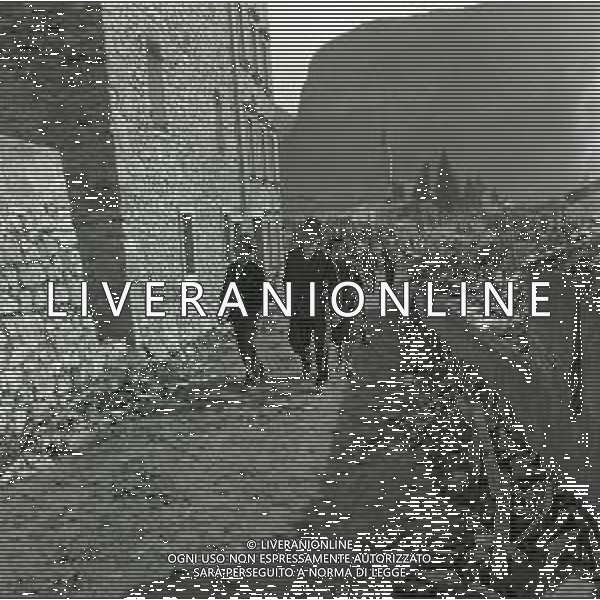 10-10-1963 LONGARONE - DISASTRO DIGA DEL VAJONT Il disastro del Vajont è stato un disastro ambientale ed umano. Si è verificato la sera del 9 ottobre 1963, nel neo-bacino idroelettrico artificiale del torrente Vajont (al confine tra Friuli e Veneto), dovuto alla caduta di una frana dal soprastante pendio del Monte Toc nelle acque del bacino alpino realizzato con l\'omonima diga; la conseguente tracimazione dell\'acqua contenuta nell\'invaso, con effetto di dilavamento delle sponde del lago, coinvolse prima Erto e Casso, paesi vicini alla riva del lago dopo la costruzione della diga, mentre il superamento della diga da parte dell\'onda generata provocò l\'inondazione e la distruzione degli abitati del fondovalle veneto, tra cui Longarone, e la morte di 1917 persone. AG ALDO LIVERANI SAS