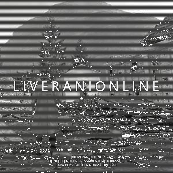 10-10-1963 LONGARONE - DISASTRO DIGA DEL VAJONT Il disastro del Vajont è stato un disastro ambientale ed umano. Si è verificato la sera del 9 ottobre 1963, nel neo-bacino idroelettrico artificiale del torrente Vajont (al confine tra Friuli e Veneto), dovuto alla caduta di una frana dal soprastante pendio del Monte Toc nelle acque del bacino alpino realizzato con l\'omonima diga; la conseguente tracimazione dell\'acqua contenuta nell\'invaso, con effetto di dilavamento delle sponde del lago, coinvolse prima Erto e Casso, paesi vicini alla riva del lago dopo la costruzione della diga, mentre il superamento della diga da parte dell\'onda generata provocò l\'inondazione e la distruzione degli abitati del fondovalle veneto, tra cui Longarone, e la morte di 1917 persone. AG ALDO LIVERANI SAS