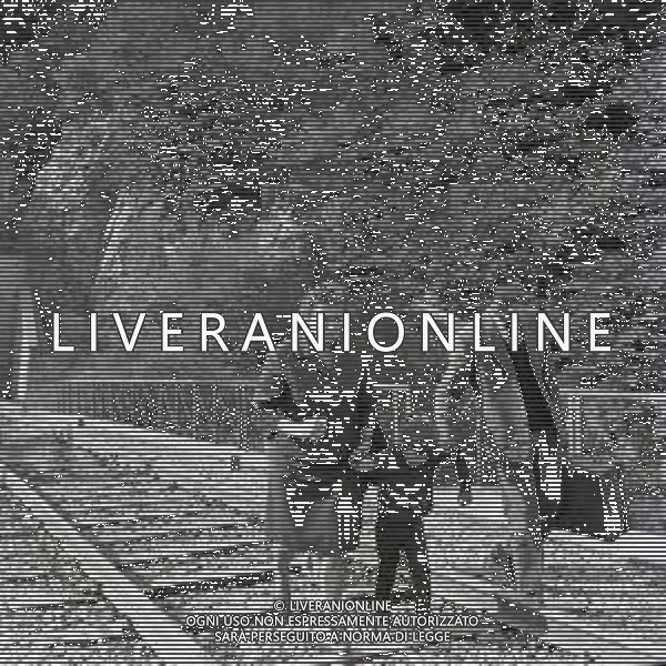 10-10-1963 LONGARONE - DISASTRO DIGA DEL VAJONT Il disastro del Vajont è stato un disastro ambientale ed umano. Si è verificato la sera del 9 ottobre 1963, nel neo-bacino idroelettrico artificiale del torrente Vajont (al confine tra Friuli e Veneto), dovuto alla caduta di una frana dal soprastante pendio del Monte Toc nelle acque del bacino alpino realizzato con l\'omonima diga; la conseguente tracimazione dell\'acqua contenuta nell\'invaso, con effetto di dilavamento delle sponde del lago, coinvolse prima Erto e Casso, paesi vicini alla riva del lago dopo la costruzione della diga, mentre il superamento della diga da parte dell\'onda generata provocò l\'inondazione e la distruzione degli abitati del fondovalle veneto, tra cui Longarone, e la morte di 1917 persone. AG ALDO LIVERANI SAS