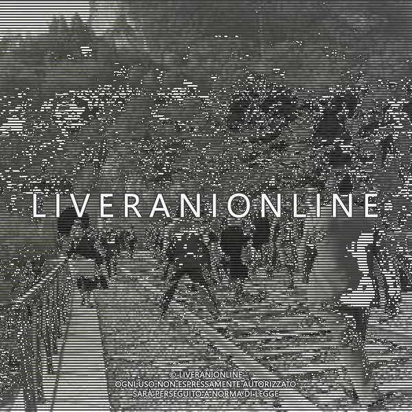 10-10-1963 LONGARONE - DISASTRO DIGA DEL VAJONT Il disastro del Vajont è stato un disastro ambientale ed umano. Si è verificato la sera del 9 ottobre 1963, nel neo-bacino idroelettrico artificiale del torrente Vajont (al confine tra Friuli e Veneto), dovuto alla caduta di una frana dal soprastante pendio del Monte Toc nelle acque del bacino alpino realizzato con l\'omonima diga; la conseguente tracimazione dell\'acqua contenuta nell\'invaso, con effetto di dilavamento delle sponde del lago, coinvolse prima Erto e Casso, paesi vicini alla riva del lago dopo la costruzione della diga, mentre il superamento della diga da parte dell\'onda generata provocò l\'inondazione e la distruzione degli abitati del fondovalle veneto, tra cui Longarone, e la morte di 1917 persone. AG ALDO LIVERANI SAS