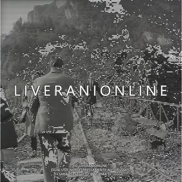 10-10-1963 LONGARONE - DISASTRO DIGA DEL VAJONT Il disastro del Vajont è stato un disastro ambientale ed umano. Si è verificato la sera del 9 ottobre 1963, nel neo-bacino idroelettrico artificiale del torrente Vajont (al confine tra Friuli e Veneto), dovuto alla caduta di una frana dal soprastante pendio del Monte Toc nelle acque del bacino alpino realizzato con l\'omonima diga; la conseguente tracimazione dell\'acqua contenuta nell\'invaso, con effetto di dilavamento delle sponde del lago, coinvolse prima Erto e Casso, paesi vicini alla riva del lago dopo la costruzione della diga, mentre il superamento della diga da parte dell\'onda generata provocò l\'inondazione e la distruzione degli abitati del fondovalle veneto, tra cui Longarone, e la morte di 1917 persone. AG ALDO LIVERANI SAS