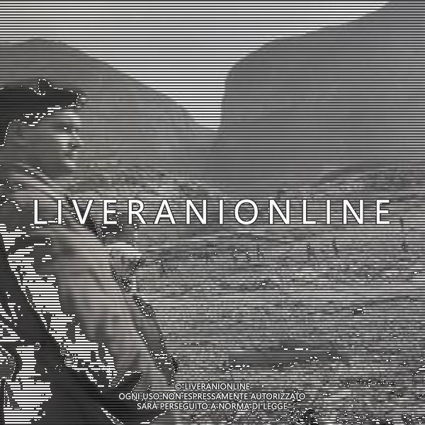 10-10-1963 LONGARONE - DISASTRO DIGA DEL VAJONT Il disastro del Vajont è stato un disastro ambientale ed umano. Si è verificato la sera del 9 ottobre 1963, nel neo-bacino idroelettrico artificiale del torrente Vajont (al confine tra Friuli e Veneto), dovuto alla caduta di una frana dal soprastante pendio del Monte Toc nelle acque del bacino alpino realizzato con l\'omonima diga; la conseguente tracimazione dell\'acqua contenuta nell\'invaso, con effetto di dilavamento delle sponde del lago, coinvolse prima Erto e Casso, paesi vicini alla riva del lago dopo la costruzione della diga, mentre il superamento della diga da parte dell\'onda generata provocò l\'inondazione e la distruzione degli abitati del fondovalle veneto, tra cui Longarone, e la morte di 1917 persone. AG ALDO LIVERANI SAS