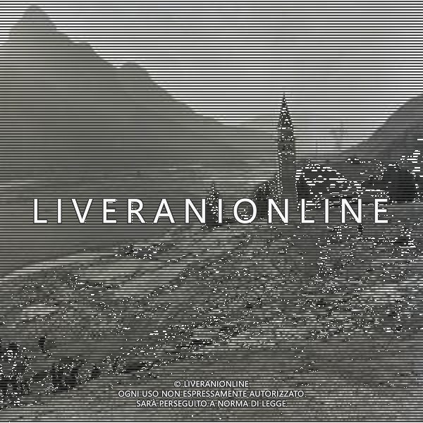 10-10-1963 LONGARONE - DISASTRO DIGA DEL VAJONT Il disastro del Vajont è stato un disastro ambientale ed umano. Si è verificato la sera del 9 ottobre 1963, nel neo-bacino idroelettrico artificiale del torrente Vajont (al confine tra Friuli e Veneto), dovuto alla caduta di una frana dal soprastante pendio del Monte Toc nelle acque del bacino alpino realizzato con l\'omonima diga; la conseguente tracimazione dell\'acqua contenuta nell\'invaso, con effetto di dilavamento delle sponde del lago, coinvolse prima Erto e Casso, paesi vicini alla riva del lago dopo la costruzione della diga, mentre il superamento della diga da parte dell\'onda generata provocò l\'inondazione e la distruzione degli abitati del fondovalle veneto, tra cui Longarone, e la morte di 1917 persone. AG ALDO LIVERANI SAS