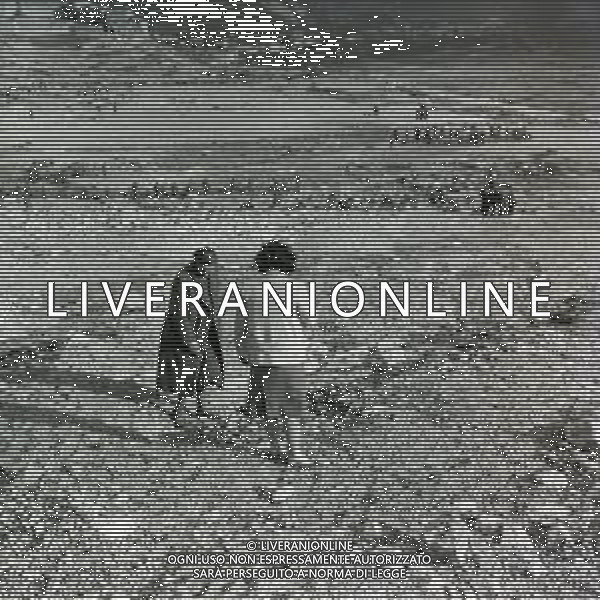 10-10-1963 LONGARONE - DISASTRO DIGA DEL VAJONT Il disastro del Vajont è stato un disastro ambientale ed umano. Si è verificato la sera del 9 ottobre 1963, nel neo-bacino idroelettrico artificiale del torrente Vajont (al confine tra Friuli e Veneto), dovuto alla caduta di una frana dal soprastante pendio del Monte Toc nelle acque del bacino alpino realizzato con l\'omonima diga; la conseguente tracimazione dell\'acqua contenuta nell\'invaso, con effetto di dilavamento delle sponde del lago, coinvolse prima Erto e Casso, paesi vicini alla riva del lago dopo la costruzione della diga, mentre il superamento della diga da parte dell\'onda generata provocò l\'inondazione e la distruzione degli abitati del fondovalle veneto, tra cui Longarone, e la morte di 1917 persone. AG ALDO LIVERANI SAS