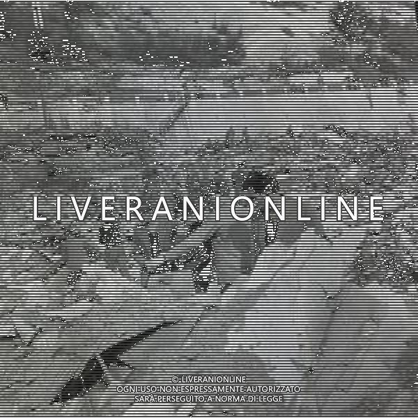 10-10-1963 LONGARONE - DISASTRO DIGA DEL VAJONT Il disastro del Vajont è stato un disastro ambientale ed umano. Si è verificato la sera del 9 ottobre 1963, nel neo-bacino idroelettrico artificiale del torrente Vajont (al confine tra Friuli e Veneto), dovuto alla caduta di una frana dal soprastante pendio del Monte Toc nelle acque del bacino alpino realizzato con l\'omonima diga; la conseguente tracimazione dell\'acqua contenuta nell\'invaso, con effetto di dilavamento delle sponde del lago, coinvolse prima Erto e Casso, paesi vicini alla riva del lago dopo la costruzione della diga, mentre il superamento della diga da parte dell\'onda generata provocò l\'inondazione e la distruzione degli abitati del fondovalle veneto, tra cui Longarone, e la morte di 1917 persone. AG ALDO LIVERANI SAS