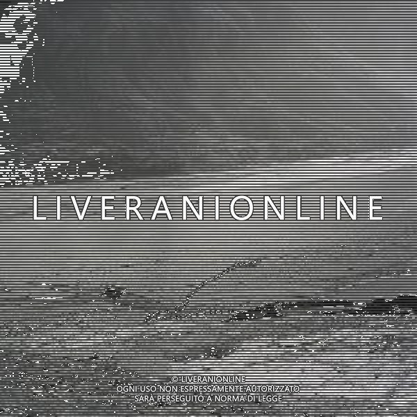 10-10-1963 LONGARONE - DISASTRO DIGA DEL VAJONT Il disastro del Vajont è stato un disastro ambientale ed umano. Si è verificato la sera del 9 ottobre 1963, nel neo-bacino idroelettrico artificiale del torrente Vajont (al confine tra Friuli e Veneto), dovuto alla caduta di una frana dal soprastante pendio del Monte Toc nelle acque del bacino alpino realizzato con l\'omonima diga; la conseguente tracimazione dell\'acqua contenuta nell\'invaso, con effetto di dilavamento delle sponde del lago, coinvolse prima Erto e Casso, paesi vicini alla riva del lago dopo la costruzione della diga, mentre il superamento della diga da parte dell\'onda generata provocò l\'inondazione e la distruzione degli abitati del fondovalle veneto, tra cui Longarone, e la morte di 1917 persone. AG ALDO LIVERANI SAS