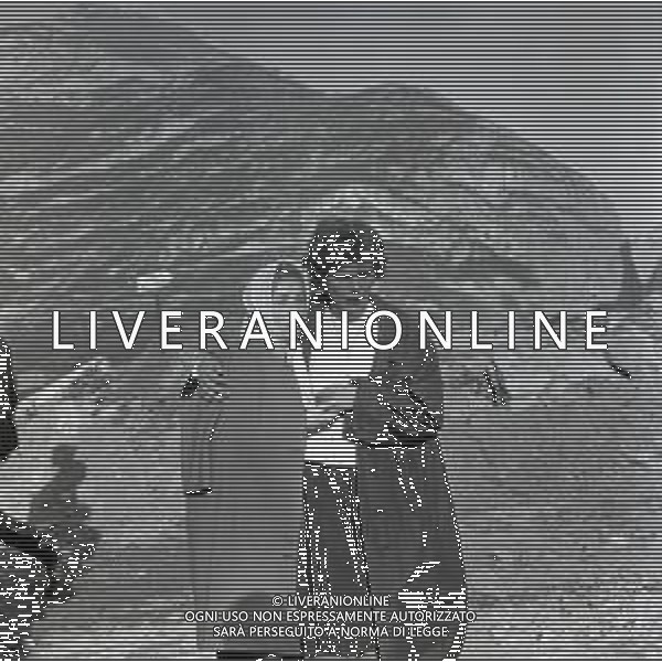 10-10-1963 LONGARONE - DISASTRO DIGA DEL VAJONT Il disastro del Vajont è stato un disastro ambientale ed umano. Si è verificato la sera del 9 ottobre 1963, nel neo-bacino idroelettrico artificiale del torrente Vajont (al confine tra Friuli e Veneto), dovuto alla caduta di una frana dal soprastante pendio del Monte Toc nelle acque del bacino alpino realizzato con l\'omonima diga; la conseguente tracimazione dell\'acqua contenuta nell\'invaso, con effetto di dilavamento delle sponde del lago, coinvolse prima Erto e Casso, paesi vicini alla riva del lago dopo la costruzione della diga, mentre il superamento della diga da parte dell\'onda generata provocò l\'inondazione e la distruzione degli abitati del fondovalle veneto, tra cui Longarone, e la morte di 1917 persone. AG ALDO LIVERANI SAS