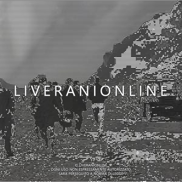10-10-1963 LONGARONE - DISASTRO DIGA DEL VAJONT Il disastro del Vajont è stato un disastro ambientale ed umano. Si è verificato la sera del 9 ottobre 1963, nel neo-bacino idroelettrico artificiale del torrente Vajont (al confine tra Friuli e Veneto), dovuto alla caduta di una frana dal soprastante pendio del Monte Toc nelle acque del bacino alpino realizzato con l\'omonima diga; la conseguente tracimazione dell\'acqua contenuta nell\'invaso, con effetto di dilavamento delle sponde del lago, coinvolse prima Erto e Casso, paesi vicini alla riva del lago dopo la costruzione della diga, mentre il superamento della diga da parte dell\'onda generata provocò l\'inondazione e la distruzione degli abitati del fondovalle veneto, tra cui Longarone, e la morte di 1917 persone. AG ALDO LIVERANI SAS