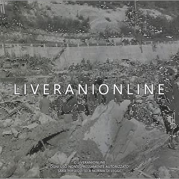 10-10-1963 LONGARONE - DISASTRO DIGA DEL VAJONT Il disastro del Vajont è stato un disastro ambientale ed umano. Si è verificato la sera del 9 ottobre 1963, nel neo-bacino idroelettrico artificiale del torrente Vajont (al confine tra Friuli e Veneto), dovuto alla caduta di una frana dal soprastante pendio del Monte Toc nelle acque del bacino alpino realizzato con l\'omonima diga; la conseguente tracimazione dell\'acqua contenuta nell\'invaso, con effetto di dilavamento delle sponde del lago, coinvolse prima Erto e Casso, paesi vicini alla riva del lago dopo la costruzione della diga, mentre il superamento della diga da parte dell\'onda generata provocò l\'inondazione e la distruzione degli abitati del fondovalle veneto, tra cui Longarone, e la morte di 1917 persone. AG ALDO LIVERANI SAS