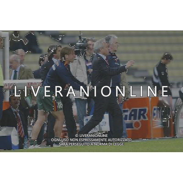 UDINE 19/05/2005 UDINESE-ROMA NELLA FOTO:CASSANO ANTONIO IN PANCHINA SCHERZA SPINGENDO IN CAMPO IL MEDICO DELLA ROMA FOTO PAOLA GARBUIO/ALDO LIVERANI s.a.s