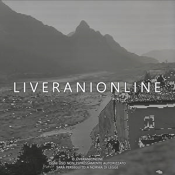 10-10-1963 LONGARONE - DISASTRO DIGA DEL VAJONT Il disastro del Vajont è stato un disastro ambientale ed umano. Si è verificato la sera del 9 ottobre 1963, nel neo-bacino idroelettrico artificiale del torrente Vajont (al confine tra Friuli e Veneto), dovuto alla caduta di una frana dal soprastante pendio del Monte Toc nelle acque del bacino alpino realizzato con l\'omonima diga; la conseguente tracimazione dell\'acqua contenuta nell\'invaso, con effetto di dilavamento delle sponde del lago, coinvolse prima Erto e Casso, paesi vicini alla riva del lago dopo la costruzione della diga, mentre il superamento della diga da parte dell\'onda generata provocò l\'inondazione e la distruzione degli abitati del fondovalle veneto, tra cui Longarone, e la morte di 1917 persone. AG ALDO LIVERANI SAS