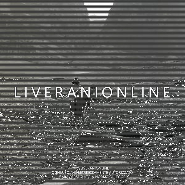 10-10-1963 LONGARONE - DISASTRO DIGA DEL VAJONT Il disastro del Vajont è stato un disastro ambientale ed umano. Si è verificato la sera del 9 ottobre 1963, nel neo-bacino idroelettrico artificiale del torrente Vajont (al confine tra Friuli e Veneto), dovuto alla caduta di una frana dal soprastante pendio del Monte Toc nelle acque del bacino alpino realizzato con l\'omonima diga; la conseguente tracimazione dell\'acqua contenuta nell\'invaso, con effetto di dilavamento delle sponde del lago, coinvolse prima Erto e Casso, paesi vicini alla riva del lago dopo la costruzione della diga, mentre il superamento della diga da parte dell\'onda generata provocò l\'inondazione e la distruzione degli abitati del fondovalle veneto, tra cui Longarone, e la morte di 1917 persone. AG ALDO LIVERANI SAS