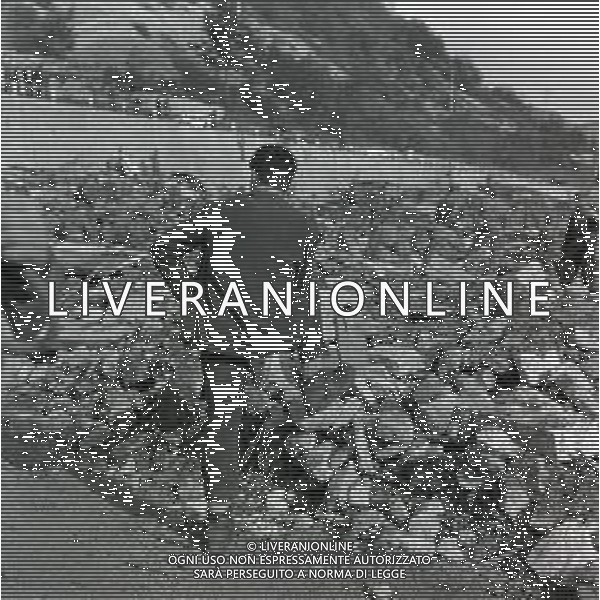 10-10-1963 LONGARONE - DISASTRO DIGA DEL VAJONT Il disastro del Vajont è stato un disastro ambientale ed umano. Si è verificato la sera del 9 ottobre 1963, nel neo-bacino idroelettrico artificiale del torrente Vajont (al confine tra Friuli e Veneto), dovuto alla caduta di una frana dal soprastante pendio del Monte Toc nelle acque del bacino alpino realizzato con l\'omonima diga; la conseguente tracimazione dell\'acqua contenuta nell\'invaso, con effetto di dilavamento delle sponde del lago, coinvolse prima Erto e Casso, paesi vicini alla riva del lago dopo la costruzione della diga, mentre il superamento della diga da parte dell\'onda generata provocò l\'inondazione e la distruzione degli abitati del fondovalle veneto, tra cui Longarone, e la morte di 1917 persone. AG ALDO LIVERANI SAS