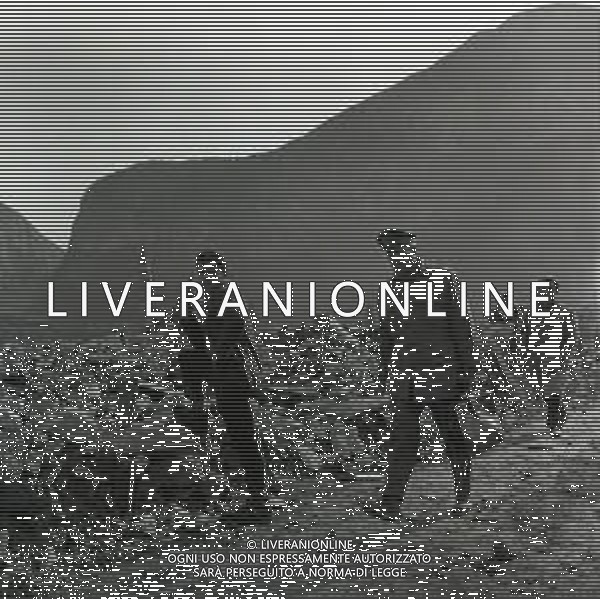 10-10-1963 LONGARONE - DISASTRO DIGA DEL VAJONT Il disastro del Vajont è stato un disastro ambientale ed umano. Si è verificato la sera del 9 ottobre 1963, nel neo-bacino idroelettrico artificiale del torrente Vajont (al confine tra Friuli e Veneto), dovuto alla caduta di una frana dal soprastante pendio del Monte Toc nelle acque del bacino alpino realizzato con l\'omonima diga; la conseguente tracimazione dell\'acqua contenuta nell\'invaso, con effetto di dilavamento delle sponde del lago, coinvolse prima Erto e Casso, paesi vicini alla riva del lago dopo la costruzione della diga, mentre il superamento della diga da parte dell\'onda generata provocò l\'inondazione e la distruzione degli abitati del fondovalle veneto, tra cui Longarone, e la morte di 1917 persone. AG ALDO LIVERANI SAS