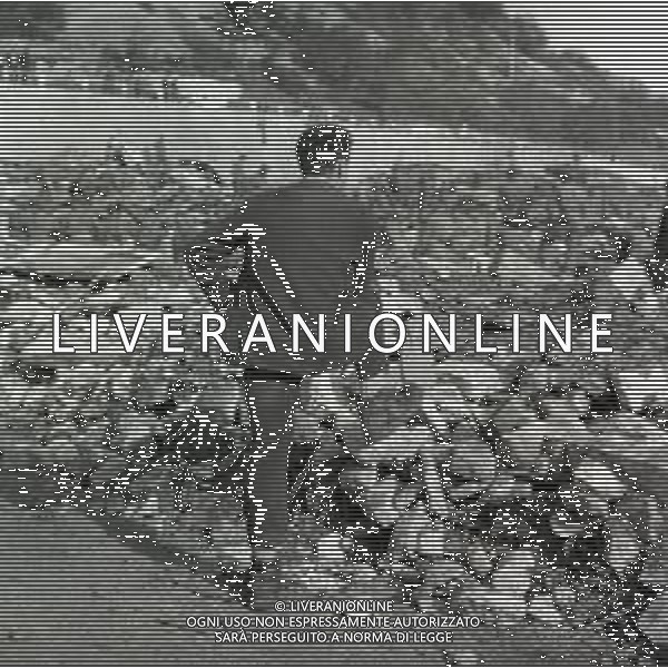 10-10-1963 LONGARONE - DISASTRO DIGA DEL VAJONT Il disastro del Vajont è stato un disastro ambientale ed umano. Si è verificato la sera del 9 ottobre 1963, nel neo-bacino idroelettrico artificiale del torrente Vajont (al confine tra Friuli e Veneto), dovuto alla caduta di una frana dal soprastante pendio del Monte Toc nelle acque del bacino alpino realizzato con l\'omonima diga; la conseguente tracimazione dell\'acqua contenuta nell\'invaso, con effetto di dilavamento delle sponde del lago, coinvolse prima Erto e Casso, paesi vicini alla riva del lago dopo la costruzione della diga, mentre il superamento della diga da parte dell\'onda generata provocò l\'inondazione e la distruzione degli abitati del fondovalle veneto, tra cui Longarone, e la morte di 1917 persone. AG ALDO LIVERANI SAS