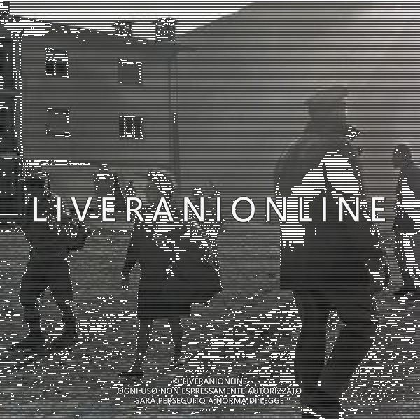 10-10-1963 LONGARONE - DISASTRO DIGA DEL VAJONT Il disastro del Vajont è stato un disastro ambientale ed umano. Si è verificato la sera del 9 ottobre 1963, nel neo-bacino idroelettrico artificiale del torrente Vajont (al confine tra Friuli e Veneto), dovuto alla caduta di una frana dal soprastante pendio del Monte Toc nelle acque del bacino alpino realizzato con l\'omonima diga; la conseguente tracimazione dell\'acqua contenuta nell\'invaso, con effetto di dilavamento delle sponde del lago, coinvolse prima Erto e Casso, paesi vicini alla riva del lago dopo la costruzione della diga, mentre il superamento della diga da parte dell\'onda generata provocò l\'inondazione e la distruzione degli abitati del fondovalle veneto, tra cui Longarone, e la morte di 1917 persone. AG ALDO LIVERANI SAS