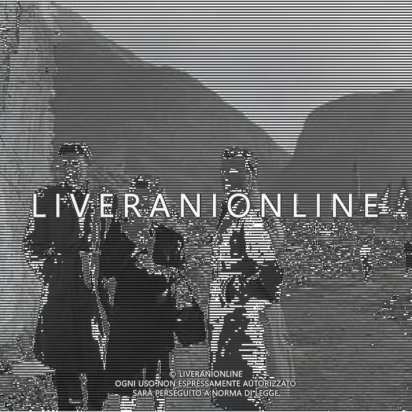 10-10-1963 LONGARONE - DISASTRO DIGA DEL VAJONT Il disastro del Vajont è stato un disastro ambientale ed umano. Si è verificato la sera del 9 ottobre 1963, nel neo-bacino idroelettrico artificiale del torrente Vajont (al confine tra Friuli e Veneto), dovuto alla caduta di una frana dal soprastante pendio del Monte Toc nelle acque del bacino alpino realizzato con l\'omonima diga; la conseguente tracimazione dell\'acqua contenuta nell\'invaso, con effetto di dilavamento delle sponde del lago, coinvolse prima Erto e Casso, paesi vicini alla riva del lago dopo la costruzione della diga, mentre il superamento della diga da parte dell\'onda generata provocò l\'inondazione e la distruzione degli abitati del fondovalle veneto, tra cui Longarone, e la morte di 1917 persone. AG ALDO LIVERANI SAS