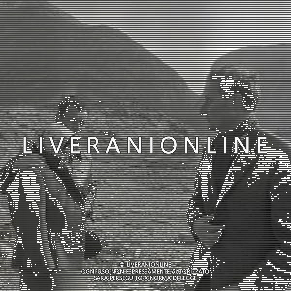 10-10-1963 LONGARONE - DISASTRO DIGA DEL VAJONT Il disastro del Vajont è stato un disastro ambientale ed umano. Si è verificato la sera del 9 ottobre 1963, nel neo-bacino idroelettrico artificiale del torrente Vajont (al confine tra Friuli e Veneto), dovuto alla caduta di una frana dal soprastante pendio del Monte Toc nelle acque del bacino alpino realizzato con l\'omonima diga; la conseguente tracimazione dell\'acqua contenuta nell\'invaso, con effetto di dilavamento delle sponde del lago, coinvolse prima Erto e Casso, paesi vicini alla riva del lago dopo la costruzione della diga, mentre il superamento della diga da parte dell\'onda generata provocò l\'inondazione e la distruzione degli abitati del fondovalle veneto, tra cui Longarone, e la morte di 1917 persone. AG ALDO LIVERANI SAS