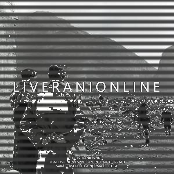 10-10-1963 LONGARONE - DISASTRO DIGA DEL VAJONT Il disastro del Vajont è stato un disastro ambientale ed umano. Si è verificato la sera del 9 ottobre 1963, nel neo-bacino idroelettrico artificiale del torrente Vajont (al confine tra Friuli e Veneto), dovuto alla caduta di una frana dal soprastante pendio del Monte Toc nelle acque del bacino alpino realizzato con l\'omonima diga; la conseguente tracimazione dell\'acqua contenuta nell\'invaso, con effetto di dilavamento delle sponde del lago, coinvolse prima Erto e Casso, paesi vicini alla riva del lago dopo la costruzione della diga, mentre il superamento della diga da parte dell\'onda generata provocò l\'inondazione e la distruzione degli abitati del fondovalle veneto, tra cui Longarone, e la morte di 1917 persone. AG ALDO LIVERANI SAS