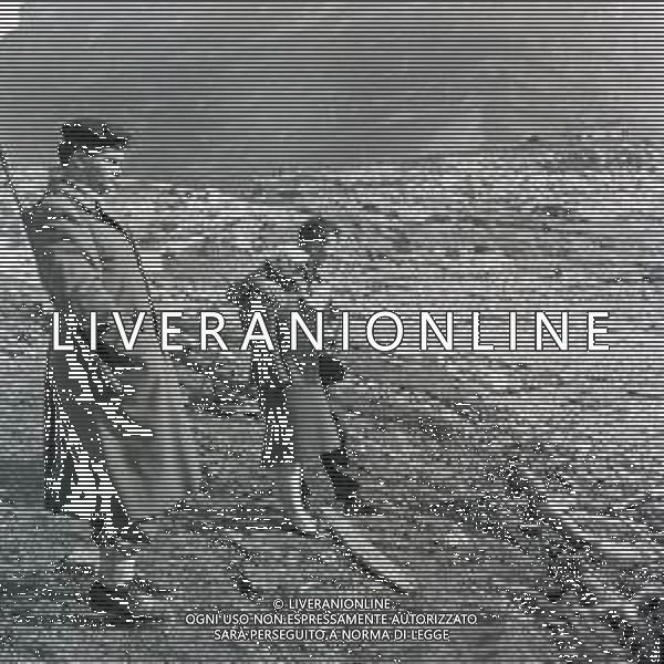 10-10-1963 LONGARONE - DISASTRO DIGA DEL VAJONT Il disastro del Vajont è stato un disastro ambientale ed umano. Si è verificato la sera del 9 ottobre 1963, nel neo-bacino idroelettrico artificiale del torrente Vajont (al confine tra Friuli e Veneto), dovuto alla caduta di una frana dal soprastante pendio del Monte Toc nelle acque del bacino alpino realizzato con l\'omonima diga; la conseguente tracimazione dell\'acqua contenuta nell\'invaso, con effetto di dilavamento delle sponde del lago, coinvolse prima Erto e Casso, paesi vicini alla riva del lago dopo la costruzione della diga, mentre il superamento della diga da parte dell\'onda generata provocò l\'inondazione e la distruzione degli abitati del fondovalle veneto, tra cui Longarone, e la morte di 1917 persone. AG ALDO LIVERANI SAS