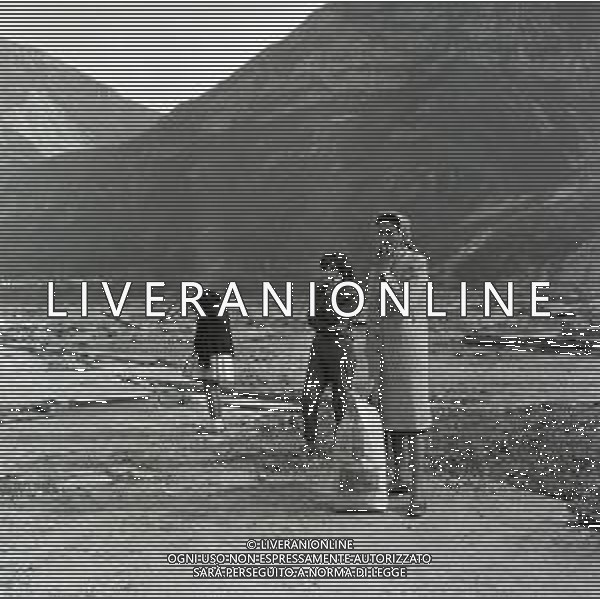 10-10-1963 LONGARONE - DISASTRO DIGA DEL VAJONT Il disastro del Vajont è stato un disastro ambientale ed umano. Si è verificato la sera del 9 ottobre 1963, nel neo-bacino idroelettrico artificiale del torrente Vajont (al confine tra Friuli e Veneto), dovuto alla caduta di una frana dal soprastante pendio del Monte Toc nelle acque del bacino alpino realizzato con l\'omonima diga; la conseguente tracimazione dell\'acqua contenuta nell\'invaso, con effetto di dilavamento delle sponde del lago, coinvolse prima Erto e Casso, paesi vicini alla riva del lago dopo la costruzione della diga, mentre il superamento della diga da parte dell\'onda generata provocò l\'inondazione e la distruzione degli abitati del fondovalle veneto, tra cui Longarone, e la morte di 1917 persone. AG ALDO LIVERANI SAS