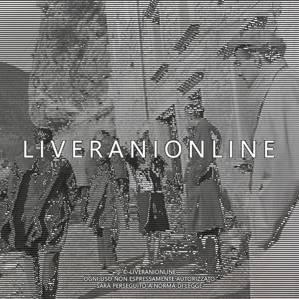 10-10-1963 LONGARONE - DISASTRO DIGA DEL VAJONT Il disastro del Vajont è stato un disastro ambientale ed umano. Si è verificato la sera del 9 ottobre 1963, nel neo-bacino idroelettrico artificiale del torrente Vajont (al confine tra Friuli e Veneto), dovuto alla caduta di una frana dal soprastante pendio del Monte Toc nelle acque del bacino alpino realizzato con l\'omonima diga; la conseguente tracimazione dell\'acqua contenuta nell\'invaso, con effetto di dilavamento delle sponde del lago, coinvolse prima Erto e Casso, paesi vicini alla riva del lago dopo la costruzione della diga, mentre il superamento della diga da parte dell\'onda generata provocò l\'inondazione e la distruzione degli abitati del fondovalle veneto, tra cui Longarone, e la morte di 1917 persone. AG ALDO LIVERANI SAS