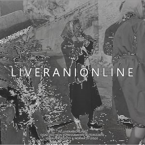 10-10-1963 LONGARONE - DISASTRO DIGA DEL VAJONT Il disastro del Vajont è stato un disastro ambientale ed umano. Si è verificato la sera del 9 ottobre 1963, nel neo-bacino idroelettrico artificiale del torrente Vajont (al confine tra Friuli e Veneto), dovuto alla caduta di una frana dal soprastante pendio del Monte Toc nelle acque del bacino alpino realizzato con l\'omonima diga; la conseguente tracimazione dell\'acqua contenuta nell\'invaso, con effetto di dilavamento delle sponde del lago, coinvolse prima Erto e Casso, paesi vicini alla riva del lago dopo la costruzione della diga, mentre il superamento della diga da parte dell\'onda generata provocò l\'inondazione e la distruzione degli abitati del fondovalle veneto, tra cui Longarone, e la morte di 1917 persone. AG ALDO LIVERANI SAS