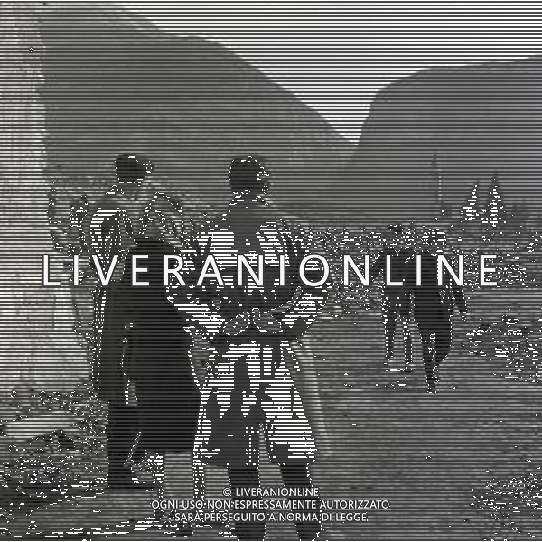 10-10-1963 LONGARONE - DISASTRO DIGA DEL VAJONT Il disastro del Vajont è stato un disastro ambientale ed umano. Si è verificato la sera del 9 ottobre 1963, nel neo-bacino idroelettrico artificiale del torrente Vajont (al confine tra Friuli e Veneto), dovuto alla caduta di una frana dal soprastante pendio del Monte Toc nelle acque del bacino alpino realizzato con l\'omonima diga; la conseguente tracimazione dell\'acqua contenuta nell\'invaso, con effetto di dilavamento delle sponde del lago, coinvolse prima Erto e Casso, paesi vicini alla riva del lago dopo la costruzione della diga, mentre il superamento della diga da parte dell\'onda generata provocò l\'inondazione e la distruzione degli abitati del fondovalle veneto, tra cui Longarone, e la morte di 1917 persone. AG ALDO LIVERANI SAS