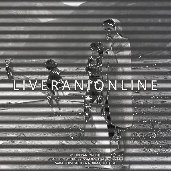 10-10-1963 LONGARONE - DISASTRO DIGA DEL VAJONT Il disastro del Vajont è stato un disastro ambientale ed umano. Si è verificato la sera del 9 ottobre 1963, nel neo-bacino idroelettrico artificiale del torrente Vajont (al confine tra Friuli e Veneto), dovuto alla caduta di una frana dal soprastante pendio del Monte Toc nelle acque del bacino alpino realizzato con l\'omonima diga; la conseguente tracimazione dell\'acqua contenuta nell\'invaso, con effetto di dilavamento delle sponde del lago, coinvolse prima Erto e Casso, paesi vicini alla riva del lago dopo la costruzione della diga, mentre il superamento della diga da parte dell\'onda generata provocò l\'inondazione e la distruzione degli abitati del fondovalle veneto, tra cui Longarone, e la morte di 1917 persone. AG ALDO LIVERANI SAS
