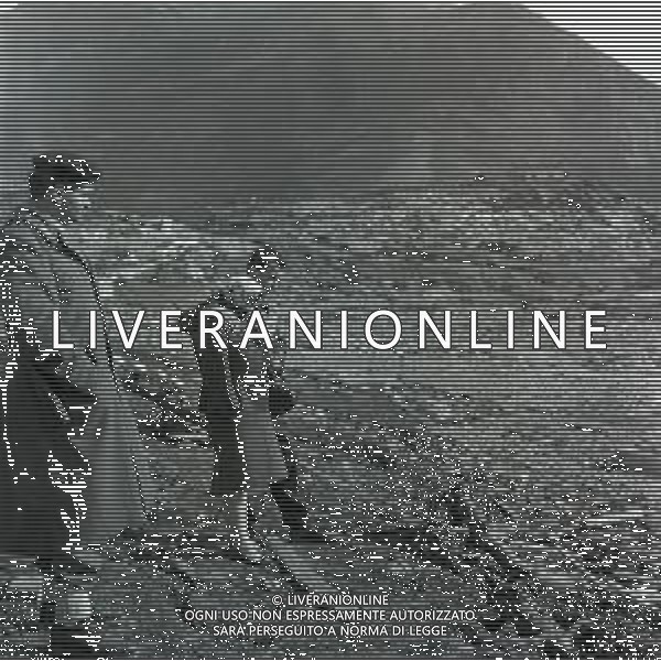 10-10-1963 LONGARONE - DISASTRO DIGA DEL VAJONT Il disastro del Vajont è stato un disastro ambientale ed umano. Si è verificato la sera del 9 ottobre 1963, nel neo-bacino idroelettrico artificiale del torrente Vajont (al confine tra Friuli e Veneto), dovuto alla caduta di una frana dal soprastante pendio del Monte Toc nelle acque del bacino alpino realizzato con l\'omonima diga; la conseguente tracimazione dell\'acqua contenuta nell\'invaso, con effetto di dilavamento delle sponde del lago, coinvolse prima Erto e Casso, paesi vicini alla riva del lago dopo la costruzione della diga, mentre il superamento della diga da parte dell\'onda generata provocò l\'inondazione e la distruzione degli abitati del fondovalle veneto, tra cui Longarone, e la morte di 1917 persone. AG ALDO LIVERANI SAS