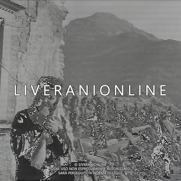 10-10-1963 LONGARONE - DISASTRO DIGA DEL VAJONT Il disastro del Vajont è stato un disastro ambientale ed umano. Si è verificato la sera del 9 ottobre 1963, nel neo-bacino idroelettrico artificiale del torrente Vajont (al confine tra Friuli e Veneto), dovuto alla caduta di una frana dal soprastante pendio del Monte Toc nelle acque del bacino alpino realizzato con l\'omonima diga; la conseguente tracimazione dell\'acqua contenuta nell\'invaso, con effetto di dilavamento delle sponde del lago, coinvolse prima Erto e Casso, paesi vicini alla riva del lago dopo la costruzione della diga, mentre il superamento della diga da parte dell\'onda generata provocò l\'inondazione e la distruzione degli abitati del fondovalle veneto, tra cui Longarone, e la morte di 1917 persone. AG ALDO LIVERANI SAS
