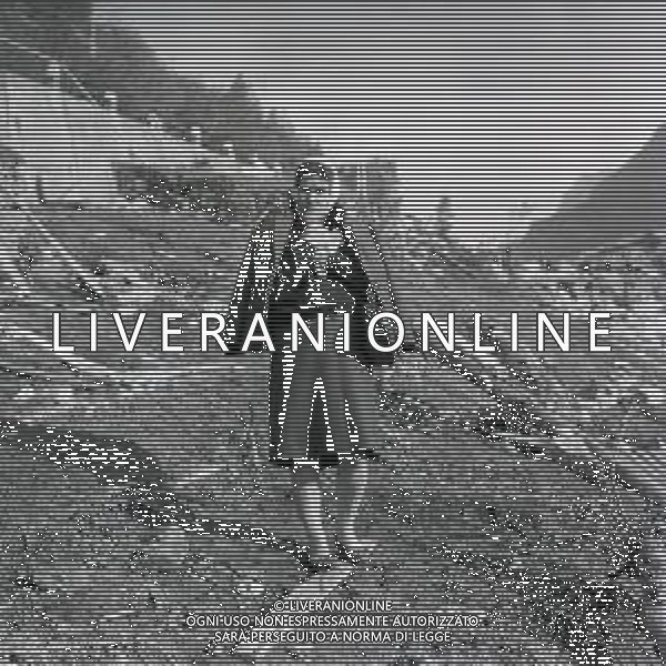 10-10-1963 LONGARONE - DISASTRO DIGA DEL VAJONT Il disastro del Vajont è stato un disastro ambientale ed umano. Si è verificato la sera del 9 ottobre 1963, nel neo-bacino idroelettrico artificiale del torrente Vajont (al confine tra Friuli e Veneto), dovuto alla caduta di una frana dal soprastante pendio del Monte Toc nelle acque del bacino alpino realizzato con l\'omonima diga; la conseguente tracimazione dell\'acqua contenuta nell\'invaso, con effetto di dilavamento delle sponde del lago, coinvolse prima Erto e Casso, paesi vicini alla riva del lago dopo la costruzione della diga, mentre il superamento della diga da parte dell\'onda generata provocò l\'inondazione e la distruzione degli abitati del fondovalle veneto, tra cui Longarone, e la morte di 1917 persone. AG ALDO LIVERANI SAS