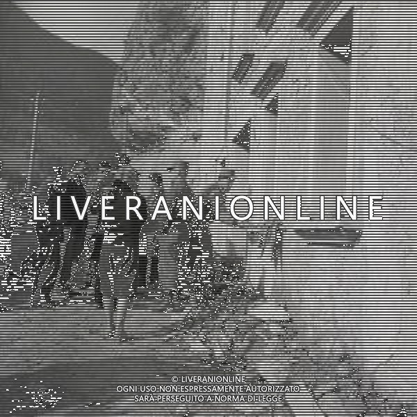 10-10-1963 LONGARONE - DISASTRO DIGA DEL VAJONT Il disastro del Vajont è stato un disastro ambientale ed umano. Si è verificato la sera del 9 ottobre 1963, nel neo-bacino idroelettrico artificiale del torrente Vajont (al confine tra Friuli e Veneto), dovuto alla caduta di una frana dal soprastante pendio del Monte Toc nelle acque del bacino alpino realizzato con l\'omonima diga; la conseguente tracimazione dell\'acqua contenuta nell\'invaso, con effetto di dilavamento delle sponde del lago, coinvolse prima Erto e Casso, paesi vicini alla riva del lago dopo la costruzione della diga, mentre il superamento della diga da parte dell\'onda generata provocò l\'inondazione e la distruzione degli abitati del fondovalle veneto, tra cui Longarone, e la morte di 1917 persone. AG ALDO LIVERANI SAS