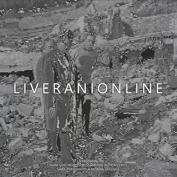 10-10-1963 LONGARONE - DISASTRO DIGA DEL VAJONT Il disastro del Vajont è stato un disastro ambientale ed umano. Si è verificato la sera del 9 ottobre 1963, nel neo-bacino idroelettrico artificiale del torrente Vajont (al confine tra Friuli e Veneto), dovuto alla caduta di una frana dal soprastante pendio del Monte Toc nelle acque del bacino alpino realizzato con l\'omonima diga; la conseguente tracimazione dell\'acqua contenuta nell\'invaso, con effetto di dilavamento delle sponde del lago, coinvolse prima Erto e Casso, paesi vicini alla riva del lago dopo la costruzione della diga, mentre il superamento della diga da parte dell\'onda generata provocò l\'inondazione e la distruzione degli abitati del fondovalle veneto, tra cui Longarone, e la morte di 1917 persone. AG ALDO LIVERANI SAS