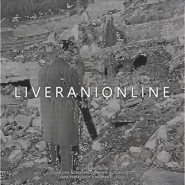 10-10-1963 LONGARONE - DISASTRO DIGA DEL VAJONT Il disastro del Vajont è stato un disastro ambientale ed umano. Si è verificato la sera del 9 ottobre 1963, nel neo-bacino idroelettrico artificiale del torrente Vajont (al confine tra Friuli e Veneto), dovuto alla caduta di una frana dal soprastante pendio del Monte Toc nelle acque del bacino alpino realizzato con l\'omonima diga; la conseguente tracimazione dell\'acqua contenuta nell\'invaso, con effetto di dilavamento delle sponde del lago, coinvolse prima Erto e Casso, paesi vicini alla riva del lago dopo la costruzione della diga, mentre il superamento della diga da parte dell\'onda generata provocò l\'inondazione e la distruzione degli abitati del fondovalle veneto, tra cui Longarone, e la morte di 1917 persone. AG ALDO LIVERANI SAS