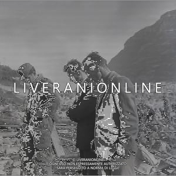 10-10-1963 LONGARONE - DISASTRO DIGA DEL VAJONT Il disastro del Vajont è stato un disastro ambientale ed umano. Si è verificato la sera del 9 ottobre 1963, nel neo-bacino idroelettrico artificiale del torrente Vajont (al confine tra Friuli e Veneto), dovuto alla caduta di una frana dal soprastante pendio del Monte Toc nelle acque del bacino alpino realizzato con l\'omonima diga; la conseguente tracimazione dell\'acqua contenuta nell\'invaso, con effetto di dilavamento delle sponde del lago, coinvolse prima Erto e Casso, paesi vicini alla riva del lago dopo la costruzione della diga, mentre il superamento della diga da parte dell\'onda generata provocò l\'inondazione e la distruzione degli abitati del fondovalle veneto, tra cui Longarone, e la morte di 1917 persone. AG ALDO LIVERANI SAS