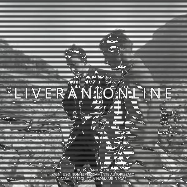 10-10-1963 LONGARONE - DISASTRO DIGA DEL VAJONT Il disastro del Vajont è stato un disastro ambientale ed umano. Si è verificato la sera del 9 ottobre 1963, nel neo-bacino idroelettrico artificiale del torrente Vajont (al confine tra Friuli e Veneto), dovuto alla caduta di una frana dal soprastante pendio del Monte Toc nelle acque del bacino alpino realizzato con l\'omonima diga; la conseguente tracimazione dell\'acqua contenuta nell\'invaso, con effetto di dilavamento delle sponde del lago, coinvolse prima Erto e Casso, paesi vicini alla riva del lago dopo la costruzione della diga, mentre il superamento della diga da parte dell\'onda generata provocò l\'inondazione e la distruzione degli abitati del fondovalle veneto, tra cui Longarone, e la morte di 1917 persone. AG ALDO LIVERANI SAS