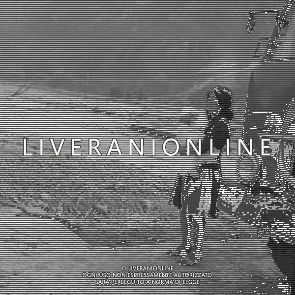 10-10-1963 LONGARONE - DISASTRO DIGA DEL VAJONT Il disastro del Vajont è stato un disastro ambientale ed umano. Si è verificato la sera del 9 ottobre 1963, nel neo-bacino idroelettrico artificiale del torrente Vajont (al confine tra Friuli e Veneto), dovuto alla caduta di una frana dal soprastante pendio del Monte Toc nelle acque del bacino alpino realizzato con l\'omonima diga; la conseguente tracimazione dell\'acqua contenuta nell\'invaso, con effetto di dilavamento delle sponde del lago, coinvolse prima Erto e Casso, paesi vicini alla riva del lago dopo la costruzione della diga, mentre il superamento della diga da parte dell\'onda generata provocò l\'inondazione e la distruzione degli abitati del fondovalle veneto, tra cui Longarone, e la morte di 1917 persone. AG ALDO LIVERANI SAS