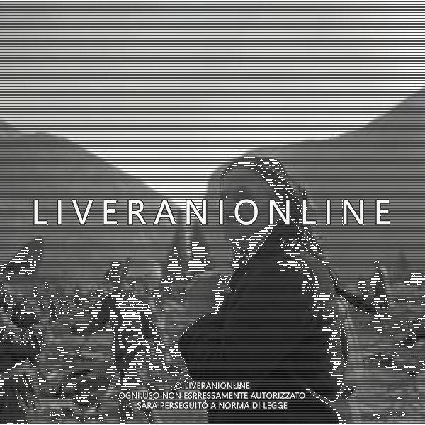 10-10-1963 LONGARONE - DISASTRO DIGA DEL VAJONT Il disastro del Vajont è stato un disastro ambientale ed umano. Si è verificato la sera del 9 ottobre 1963, nel neo-bacino idroelettrico artificiale del torrente Vajont (al confine tra Friuli e Veneto), dovuto alla caduta di una frana dal soprastante pendio del Monte Toc nelle acque del bacino alpino realizzato con l\'omonima diga; la conseguente tracimazione dell\'acqua contenuta nell\'invaso, con effetto di dilavamento delle sponde del lago, coinvolse prima Erto e Casso, paesi vicini alla riva del lago dopo la costruzione della diga, mentre il superamento della diga da parte dell\'onda generata provocò l\'inondazione e la distruzione degli abitati del fondovalle veneto, tra cui Longarone, e la morte di 1917 persone. AG ALDO LIVERANI SAS