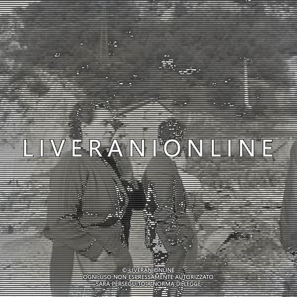 10-10-1963 LONGARONE - DISASTRO DIGA DEL VAJONT Il disastro del Vajont è stato un disastro ambientale ed umano. Si è verificato la sera del 9 ottobre 1963, nel neo-bacino idroelettrico artificiale del torrente Vajont (al confine tra Friuli e Veneto), dovuto alla caduta di una frana dal soprastante pendio del Monte Toc nelle acque del bacino alpino realizzato con l\'omonima diga; la conseguente tracimazione dell\'acqua contenuta nell\'invaso, con effetto di dilavamento delle sponde del lago, coinvolse prima Erto e Casso, paesi vicini alla riva del lago dopo la costruzione della diga, mentre il superamento della diga da parte dell\'onda generata provocò l\'inondazione e la distruzione degli abitati del fondovalle veneto, tra cui Longarone, e la morte di 1917 persone. AG ALDO LIVERANI SAS