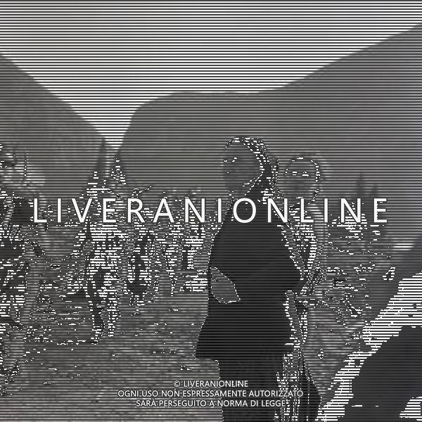 10-10-1963 LONGARONE - DISASTRO DIGA DEL VAJONT Il disastro del Vajont è stato un disastro ambientale ed umano. Si è verificato la sera del 9 ottobre 1963, nel neo-bacino idroelettrico artificiale del torrente Vajont (al confine tra Friuli e Veneto), dovuto alla caduta di una frana dal soprastante pendio del Monte Toc nelle acque del bacino alpino realizzato con l\'omonima diga; la conseguente tracimazione dell\'acqua contenuta nell\'invaso, con effetto di dilavamento delle sponde del lago, coinvolse prima Erto e Casso, paesi vicini alla riva del lago dopo la costruzione della diga, mentre il superamento della diga da parte dell\'onda generata provocò l\'inondazione e la distruzione degli abitati del fondovalle veneto, tra cui Longarone, e la morte di 1917 persone. AG ALDO LIVERANI SAS