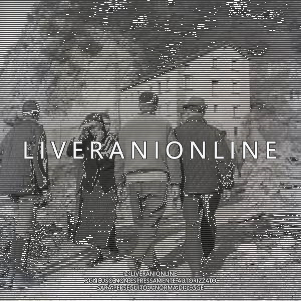 10-10-1963 LONGARONE - DISASTRO DIGA DEL VAJONT Il disastro del Vajont è stato un disastro ambientale ed umano. Si è verificato la sera del 9 ottobre 1963, nel neo-bacino idroelettrico artificiale del torrente Vajont (al confine tra Friuli e Veneto), dovuto alla caduta di una frana dal soprastante pendio del Monte Toc nelle acque del bacino alpino realizzato con l\'omonima diga; la conseguente tracimazione dell\'acqua contenuta nell\'invaso, con effetto di dilavamento delle sponde del lago, coinvolse prima Erto e Casso, paesi vicini alla riva del lago dopo la costruzione della diga, mentre il superamento della diga da parte dell\'onda generata provocò l\'inondazione e la distruzione degli abitati del fondovalle veneto, tra cui Longarone, e la morte di 1917 persone. AG ALDO LIVERANI SAS