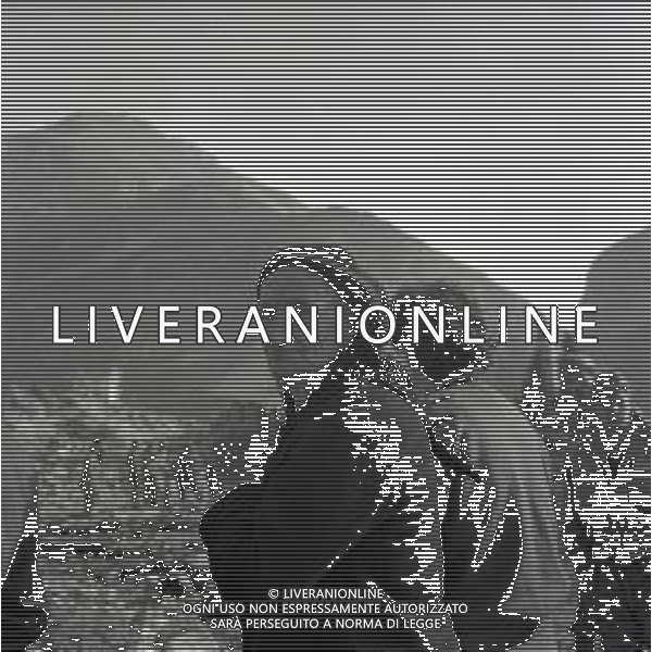 10-10-1963 LONGARONE - DISASTRO DIGA DEL VAJONT Il disastro del Vajont è stato un disastro ambientale ed umano. Si è verificato la sera del 9 ottobre 1963, nel neo-bacino idroelettrico artificiale del torrente Vajont (al confine tra Friuli e Veneto), dovuto alla caduta di una frana dal soprastante pendio del Monte Toc nelle acque del bacino alpino realizzato con l\'omonima diga; la conseguente tracimazione dell\'acqua contenuta nell\'invaso, con effetto di dilavamento delle sponde del lago, coinvolse prima Erto e Casso, paesi vicini alla riva del lago dopo la costruzione della diga, mentre il superamento della diga da parte dell\'onda generata provocò l\'inondazione e la distruzione degli abitati del fondovalle veneto, tra cui Longarone, e la morte di 1917 persone. AG ALDO LIVERANI SAS