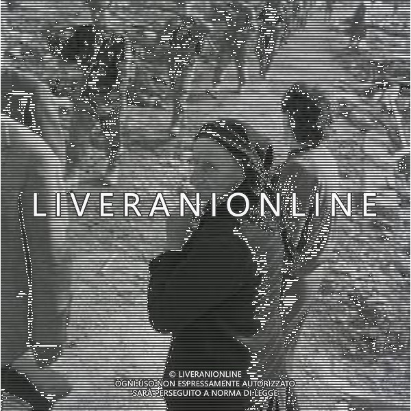 10-10-1963 LONGARONE - DISASTRO DIGA DEL VAJONT Il disastro del Vajont è stato un disastro ambientale ed umano. Si è verificato la sera del 9 ottobre 1963, nel neo-bacino idroelettrico artificiale del torrente Vajont (al confine tra Friuli e Veneto), dovuto alla caduta di una frana dal soprastante pendio del Monte Toc nelle acque del bacino alpino realizzato con l\'omonima diga; la conseguente tracimazione dell\'acqua contenuta nell\'invaso, con effetto di dilavamento delle sponde del lago, coinvolse prima Erto e Casso, paesi vicini alla riva del lago dopo la costruzione della diga, mentre il superamento della diga da parte dell\'onda generata provocò l\'inondazione e la distruzione degli abitati del fondovalle veneto, tra cui Longarone, e la morte di 1917 persone. AG ALDO LIVERANI SAS
