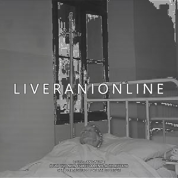 10-10-1963 LONGARONE - DISASTRO DIGA DEL VAJONT Il disastro del Vajont è stato un disastro ambientale ed umano. Si è verificato la sera del 9 ottobre 1963, nel neo-bacino idroelettrico artificiale del torrente Vajont (al confine tra Friuli e Veneto), dovuto alla caduta di una frana dal soprastante pendio del Monte Toc nelle acque del bacino alpino realizzato con l\'omonima diga; la conseguente tracimazione dell\'acqua contenuta nell\'invaso, con effetto di dilavamento delle sponde del lago, coinvolse prima Erto e Casso, paesi vicini alla riva del lago dopo la costruzione della diga, mentre il superamento della diga da parte dell\'onda generata provocò l\'inondazione e la distruzione degli abitati del fondovalle veneto, tra cui Longarone, e la morte di 1917 persone. AG ALDO LIVERANI SAS