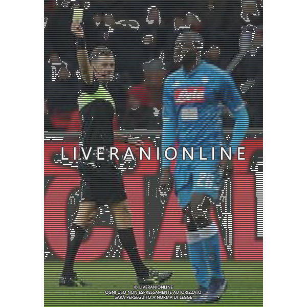 Coppa Italia TIM Cup 2018/2019 Quarti di Finale Milano - 29.01.2019 Milan-Napoli Nella Foto: arbitro Piero Giacomelli estrae il cartellino giallo per l\'ammonizione di Kalidou Koulibaly /Ph.Vitez-Ag. Aldo Liverani