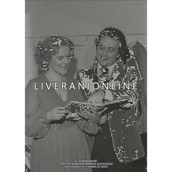 RETROSPETTIVA KATIA RICCIARELLI CANTANTE LIRICA MELLA FOTO KATIA RICCIARELLI CON JOSE CARRERAS 12-12-1977 TEATRO LIRICO DI MILANO AG ALDO LIVERANI SAS