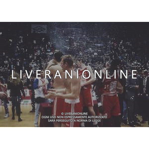 23 marzo 1996 MILANO FINALE DI COPPA ITALIA STEFANEL MILANO MASH JEAN VERONA 90-72 NELLA FOTO I GIOCATORI DELLA STEFANEL MILAN FESTEGGIANO LA VITTORIA DELLA COPPA ITALIA AG ALDO LIVERANI SAS